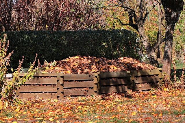 Překopávání kompostu: Kdy je nejlepší doba?