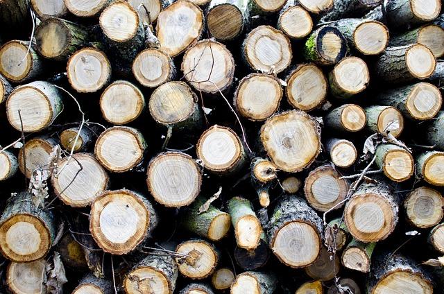 Nápady na zdokonalení upcyklovaného nábytku pomocí dekorativních prvků